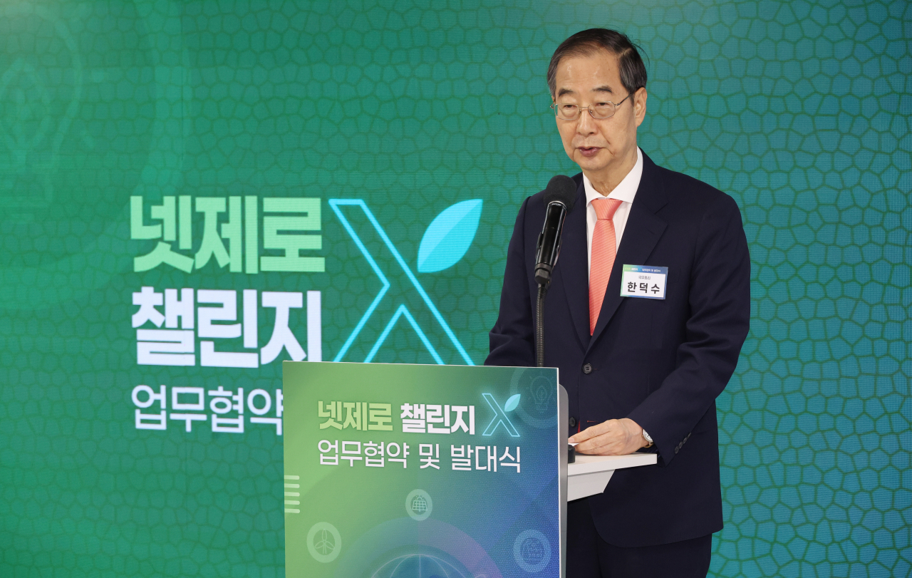 한덕수 국무총리가 24일 서울 마포구 디캠프 프론트원 박병원홀에서 열린 넷제로 챌린지X 업무협약·발대식에서 개회사를 하고 있다. [연합]