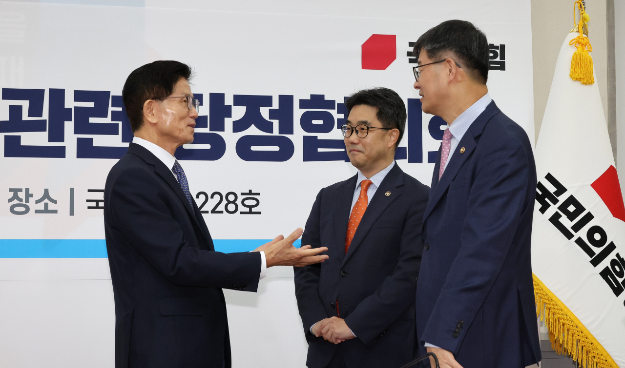 김문수 고용노동부 장관(왼쪽부터), 김성섭 중소벤처기업부 차관, 이기일 보건복지부 1차관이 24일 오전 국회에서 열린 청년 취업지원 대책 관련 당정협의회에서 대화하고 있다. [연합]