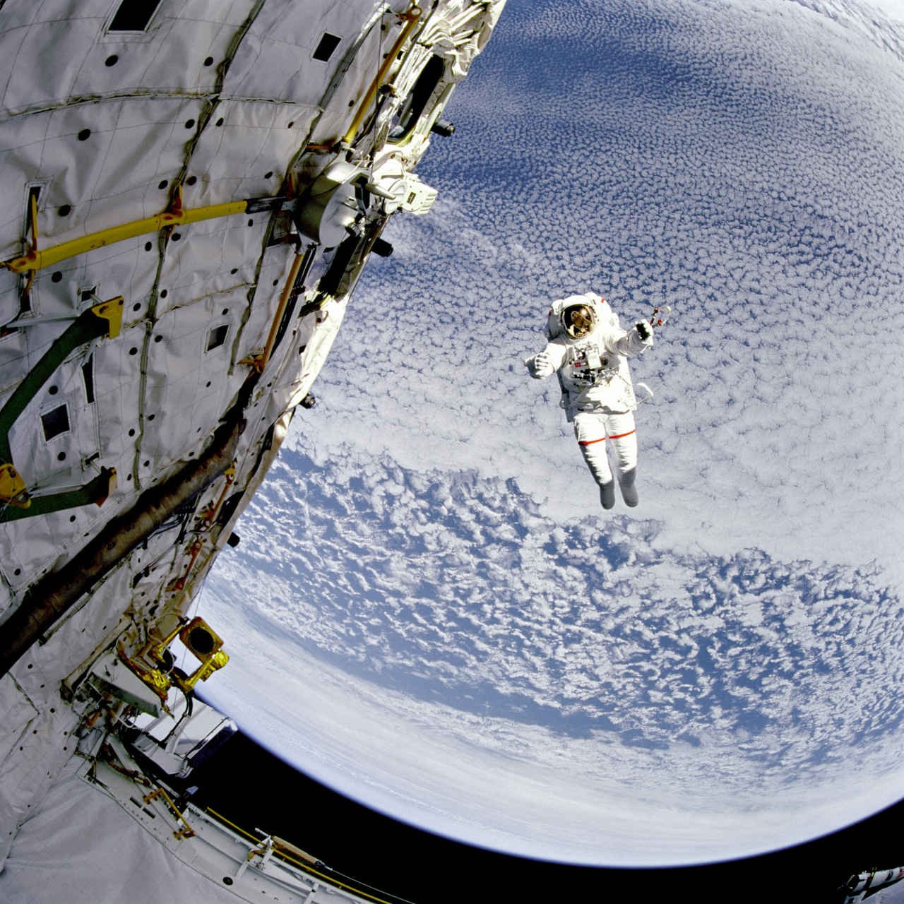 우주비행사. [출처 NASA]