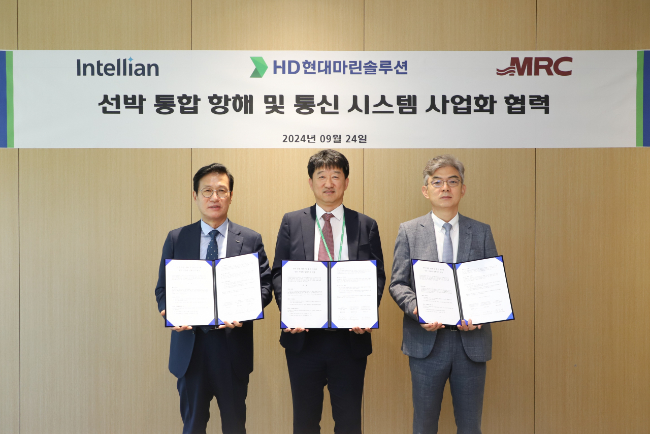 (왼쪽부터) 황재하 인텔리안테크놀로지스 부사장, 박후식 HD현대마린솔루션 상무, 황승연 엠알씨 CEO.[인텔리안테크 제공]