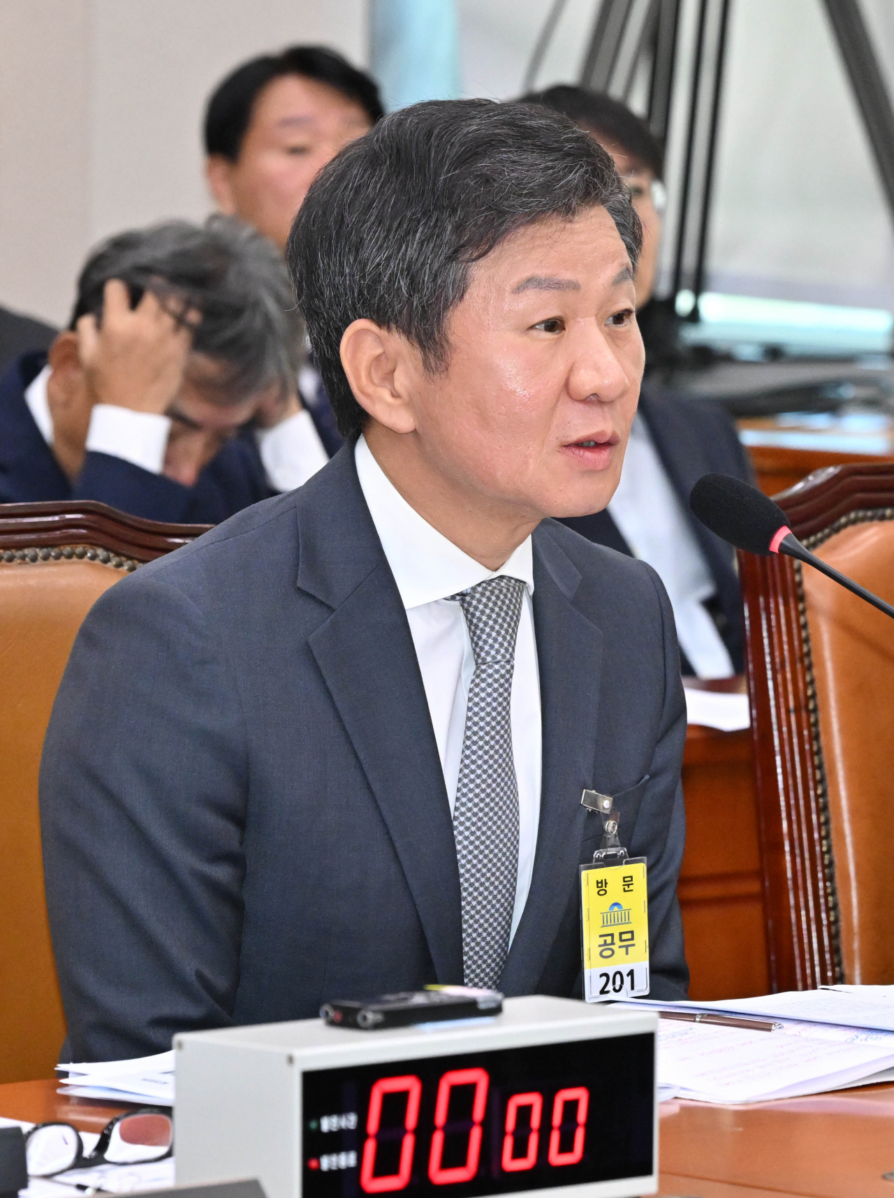 정몽규 대한축구협회 회장이 24일 오전 서울 여의도 국회에서 열린 문화체육관광위원회 전체회의에서 의원들의 질의에 답변하고 있다. [임세준 기자]