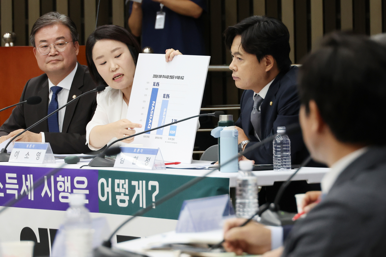 24일 오전 서울 여의도 국회에서 ‘행복하고 정의로운 대한민국, 금융투자소득세 시행은 어떻게?’라는 주제로 열린 더불어민주당 정책 디베이트에서 이소영 의원이 금투세 유예를 주장하고 있다. [연합]