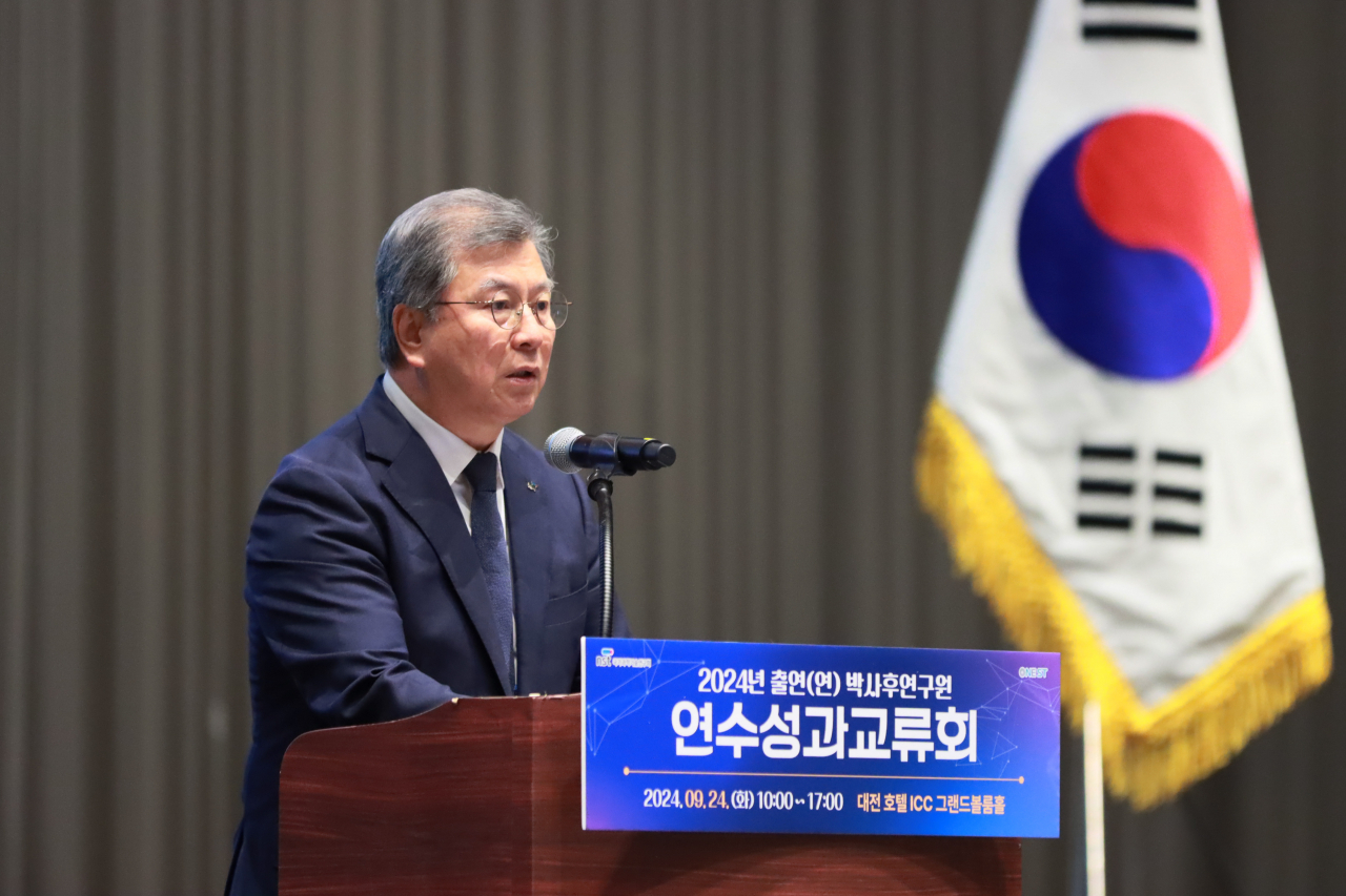 김복철 NST 이사장이 24일 열린 출연연 박사후연구원 연수성과교류회에서 인사말을 전하고 있다.[NST 제공]
