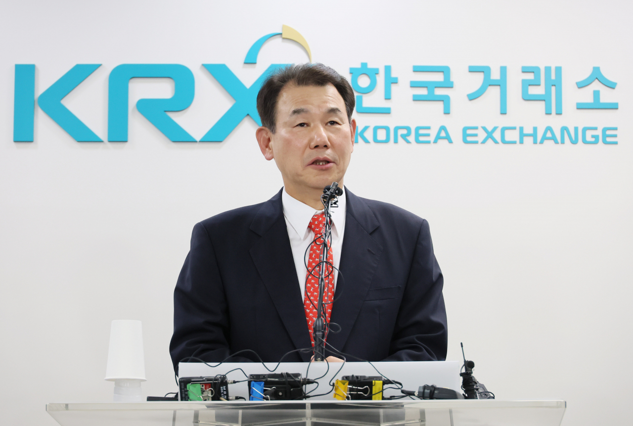 정은보 한국거래소 이사장이 24일 서울 여의도 한국거래소 마켓스퀘어에서 코리아 밸류업 지수의 구성 종목 및 선정 기준 등에 대해 발표하고 있다. [연합]