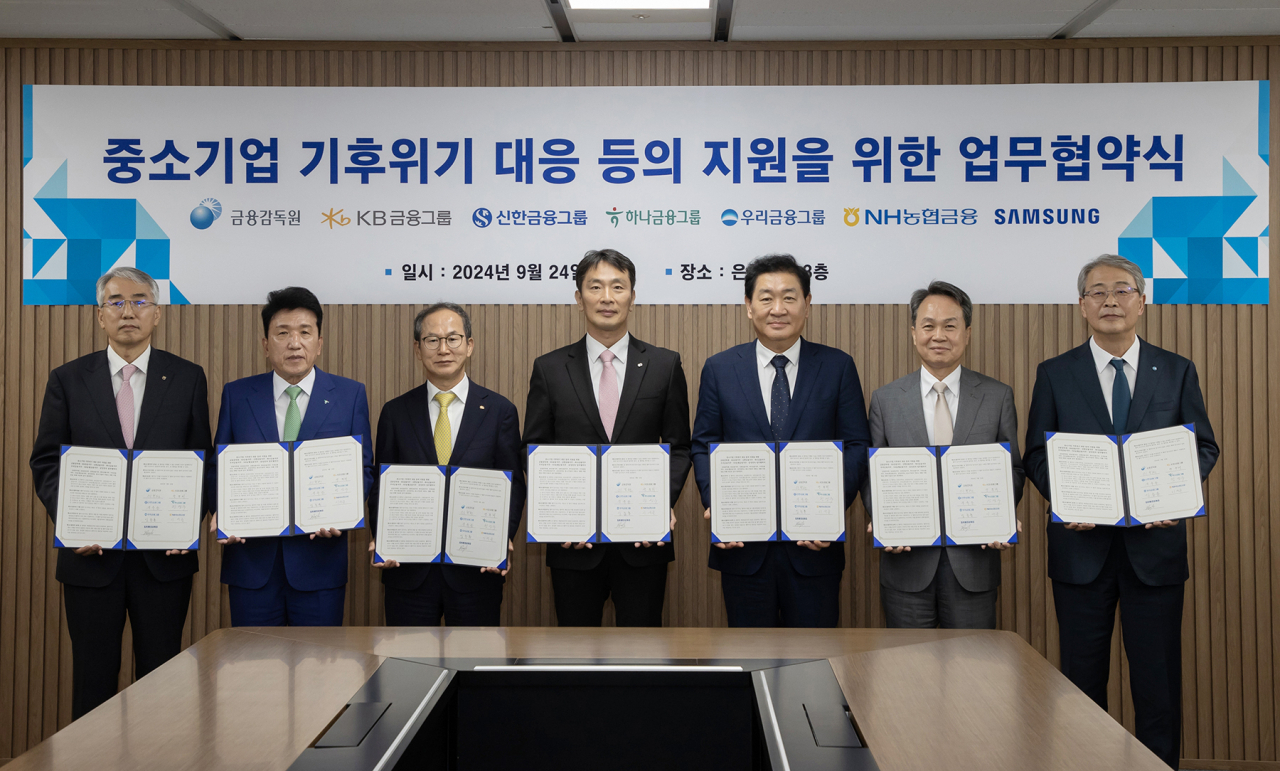 삼성전자가 24일 서울 명동 은행회관에서 금융감독원, 5대 금융지주와 함께 협력회사 ESG 펀드 조성을 위한 업무 협약을 체결했다. 이석준(왼쪽부터) NH농협금융지주 회장, 함영주 하나금융지주 회장, 양종희 KB금융지주 회장, 이복현 금융감독원장, 한종희 삼성전자 대표이사, 진옥동 신한금융지주 회장, 임종룡 우리금융지주 회장. [삼성전자 제공]