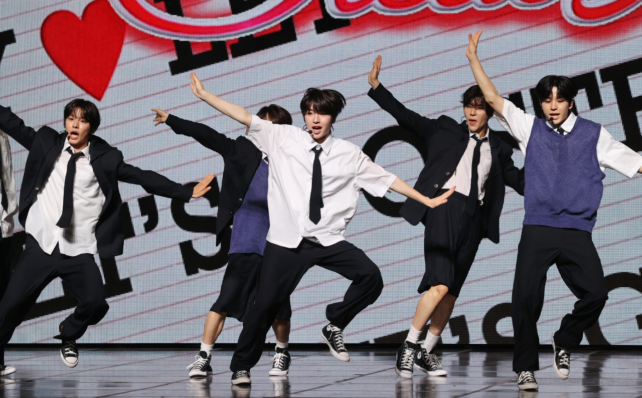 그룹 NCT위시가 24일 오후 서울 용산구 블루스퀘어에서 열린 첫 미니앨범 '스테디'(Steady) 언론 공개회에서 신곡 무대를 선보이고 있다. [연합]