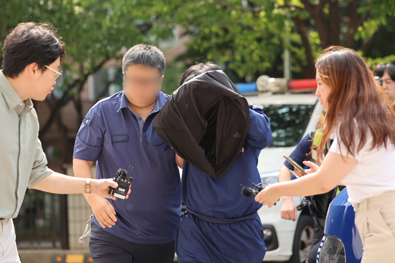 계약서를 위조해 우리은행으로부터 과도한 대출을 받은 혐의를 받는 손태승 전 우리금융지주 회장의 처남 김모씨가 지난 7일 오후 양천구 서울남부지방법원에서 열린 구속 전 피의자 심문(영장실질심사)에 출석하고 있다.[연합]