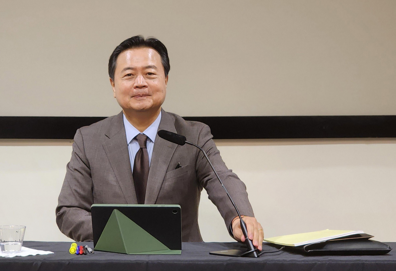 조현동 주미대사가 24일(현지시간) 워싱턴 한국문화원에서 한국 특파원단과 간담회를 하고 있다. 연합뉴스