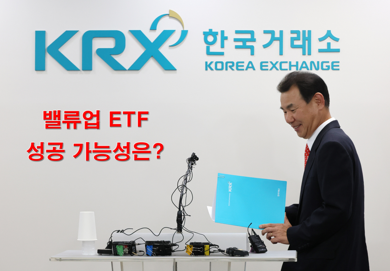 정은보 한국거래소 이사장이 지난 24일 서울 영등포구 한국거래소에서 코리아 밸류업 지수의 구성 종목 및 선정 기준 등에 대해 발표하기 위해 단상으로 향하고 있다. [연합]