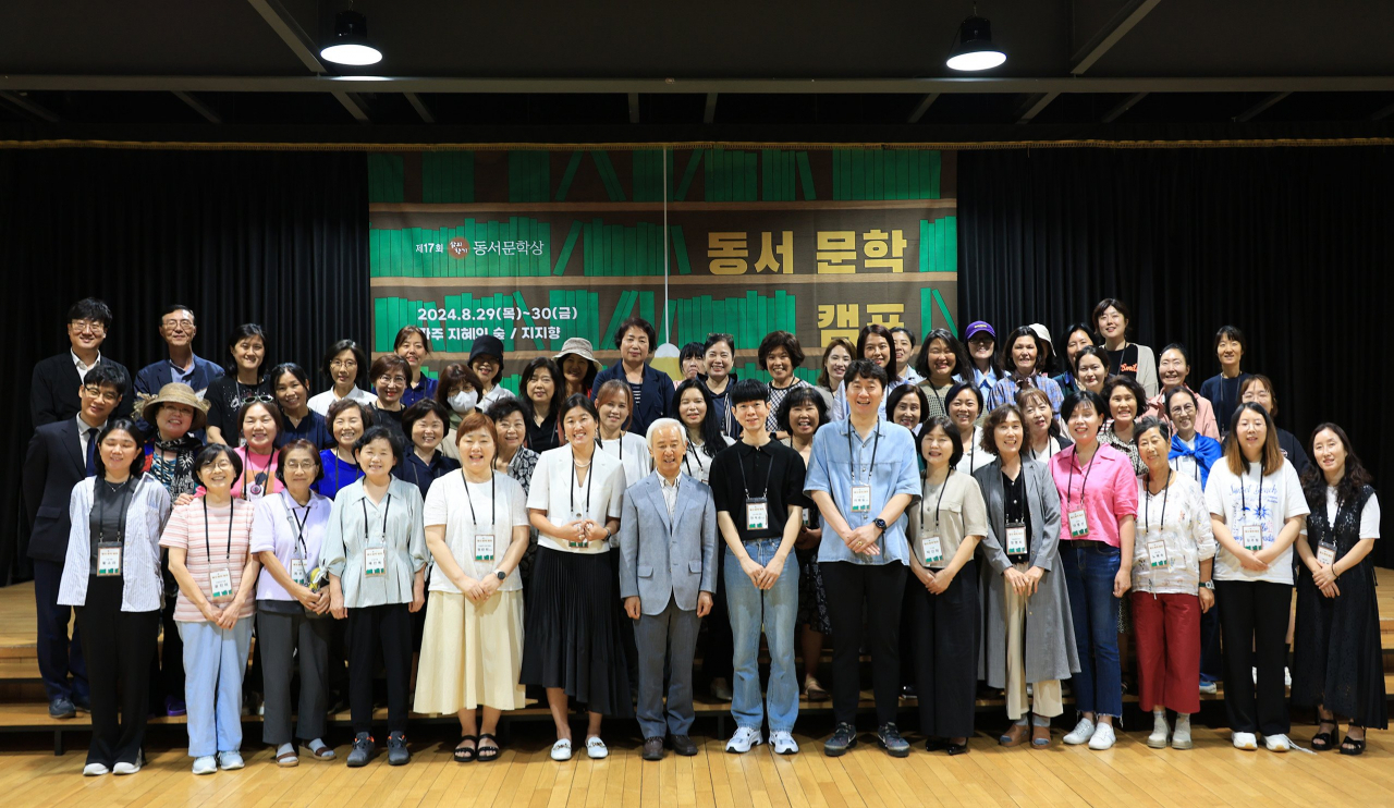 ‘동서 문학 캠프’ 참가자들이 기념촬영하고 있다. [동서식품 제공]