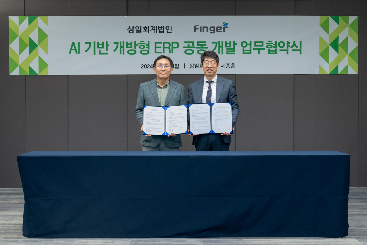 삼일회계법인과 핑거의 업무협약식에서 홍준기 삼일회계법인 감사부문 대표(왼쪽)와 안인주 핑거 대표가 기념촬영을 하고 있다. [제공=삼일PwC]
