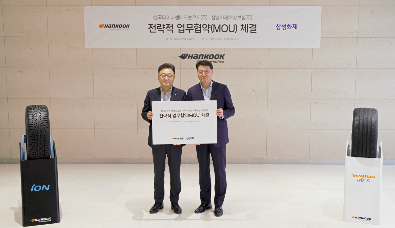 박종호(왼쪽) 한국타이어 한국사업본부장과 구영민 삼성화재 자동차보험부문장이 기념 촬영을 하는 모습. [한국타이어앤테크놀로지 제공]