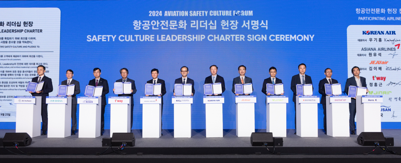 우기홍(우측 여섯번째) 대한항공 대표이사 사장과 허희영 한국항공대학교 총장 및 국적항공사 CEO들이 ‘항공안전문화 리더십 헌장’에 서명하고 기념사진을 촬영하는 모습. [대한항공 제공]
