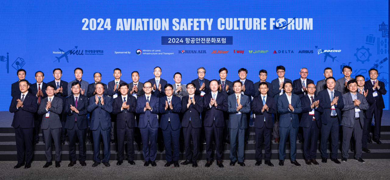 우기홍(앞열 우측 일곱번째) 대한항공 대표이사 사장 및 국적항공사, 국토교통부, 한국항공대학교 등 국내외 항공 관련 관계자들이 기념사진을 촬영하는 모습. [대한항공 제공]