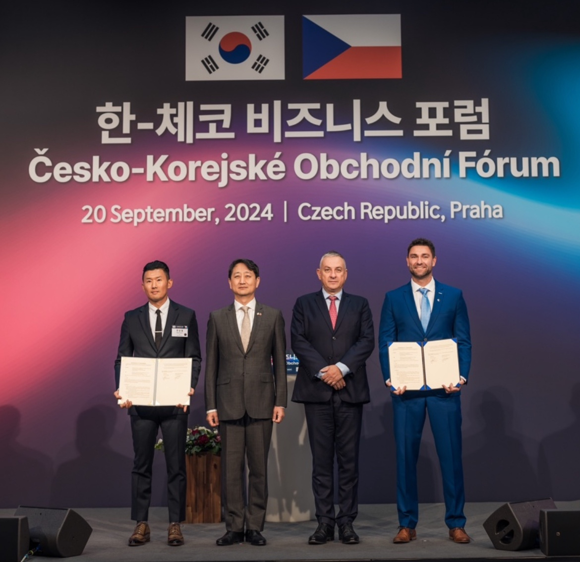 윤석열 대통령의 체코 순방 중 열린 한-체코 비즈니스포럼 행사에서 한상철(왼쪽부터) 어드밴건설 대표이사, 안덕근 산업통상자원부 장관, 요젭 시켈라 체코 산업통상부 장관이 포즈를 취하고 있다.
