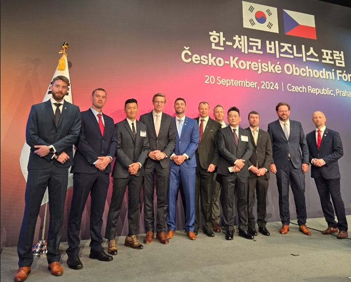 어드밴건설 관계자와 현지 기업인들이 한-체코 비즈니스포럼에 참가, 단체촬영을 하고 있다.
