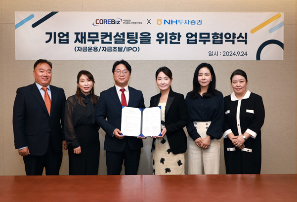 (왼쪽부터) 이병무 한국중소기업발전협회 전무, 최영희 한국중소기업발전협회 이사, 유재영 한국중소기업발전협회장, 이재경 NH투자증권 PWM사업부 총괄대표, 최승희 NH투자증권 재경1본부 대표, 조수경 잠실금융센터WM2센터장이 24일 업무협약식 후 기념 촬영하고 있는 모습. [NH투자증권]