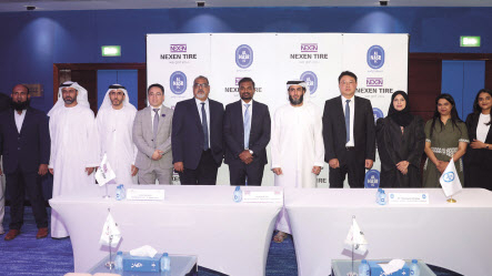 넥센타이어와 UAE 프로리그 축구단 알 나스르의 파트너십 체결식에 관계자들이 기념촬영을 하고 있다. [넥센타이어 제공]