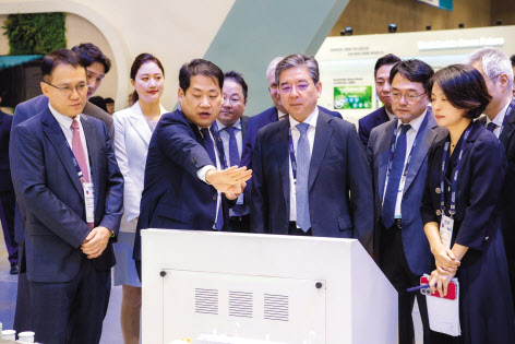 장재훈(가운데) 현대자동차 대표이사 사장이 25일 경기도 고양시 킨텍스에서 열린 ‘H2 MEET 2024’ 행사에서 현대차그룹 부스를 둘러보고 있다. [현대차 제공]