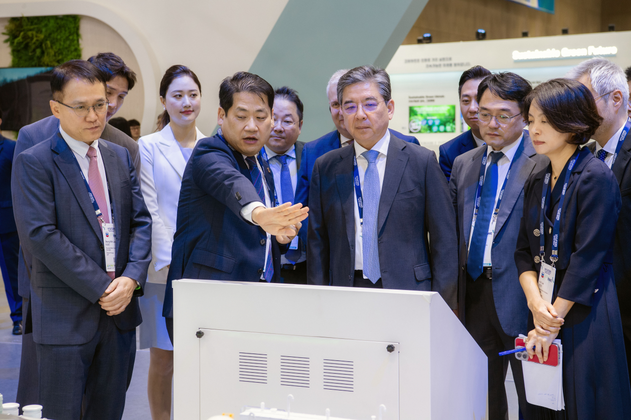 장재훈(가운데) 현대차 대표이사 사장이 25일 경기도 고양시 킨텍스에서 열린 ‘H2 MEET(H2 Mobility Energy Environment Technology) 2024’ 행사에서 현대차그룹 부스를 둘러보고 있다. [현대차 제공]
