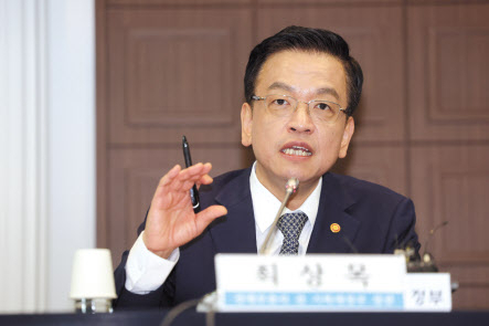 최상목 경제부총리 겸 기획재정부 장관이 25일 오전 서울 중구 한국프레스센터 내셔널프레스클럽에서 열린 관훈토론회에 참석해 발언하고 있다. [연합]