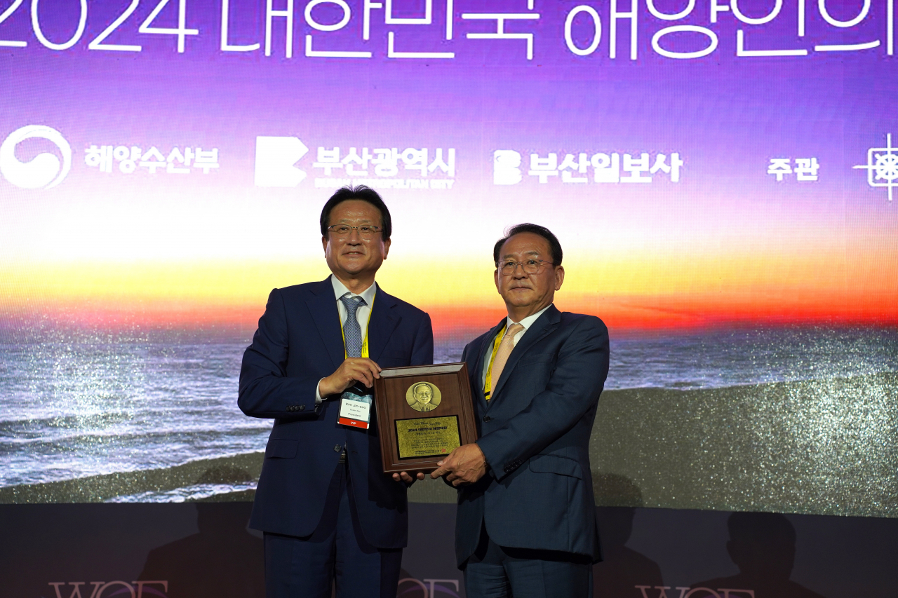 지난 24일 대한민국 해양대상을 수상한 김현겸 팬스타그룹 회장(오른쪽)이 김진수 한국해양산업협회 대표이사장과 함께 기념촬영을 하고 있다. [사진=팬스타그룹]