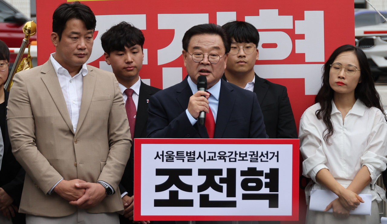 조전혁 전 한나라당 의원(가운데)이 지난 5일 서울시교육청 앞에서 출마 선언 기자회견을 하고 있다. [연합]