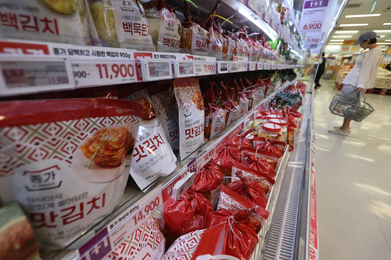 서울 시내 한 대형마트에서 시민들이 김치를 고르고 있다. [연합]