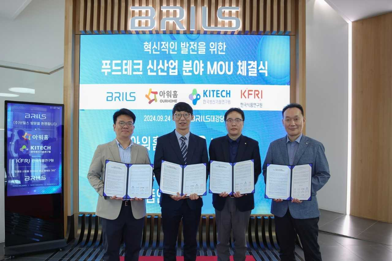 이날 협약식에는 안범모(왼쪽부터) 한국생산기술연구원 부문장, 전진 브릴스 대표, 정재용 아워홈 MD(상품기획) 본부장, 박기재 한국식품연구원 단장 등 주요 관계자가 참석했다. [아워홈 제공]
