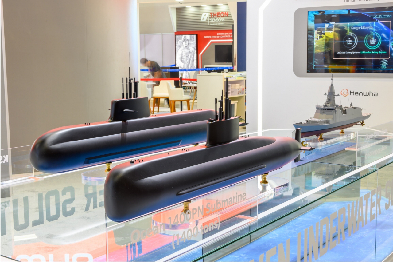 한화오션이 필리핀 ‘ADAS2024’ 전시회에서 2800톤급 잠수함(KSS-III PN급) 및 1400톤급 잠수함(Ocean1400 PN급), 4300톤급 수출형 호위함 모형을 전시하고 있다. [한화 제공]