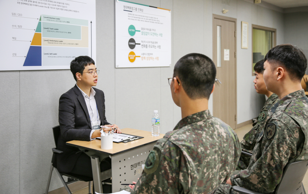 25일 오전 서울 강동구 현대백화점그룹 인재개발원에서 전역 예정 육군 조리병들이 현대그린푸드 현장 채용 면접에 참여하고 있는 모습. [현대그린푸드 제공]