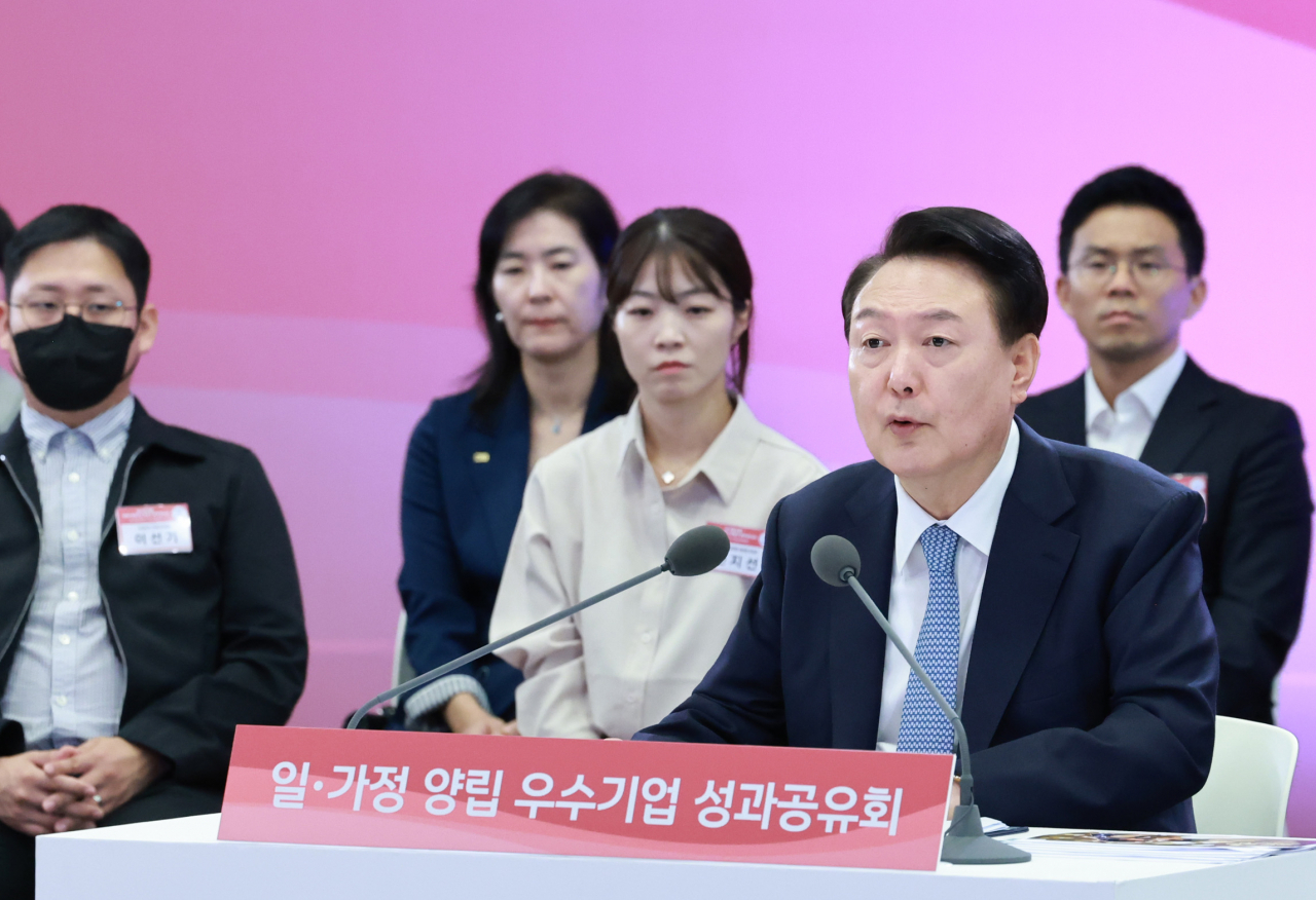 윤석열 대통령이 25일 서울 영등포구 여의도 중소기업중앙회에서 ‘일·가정 양립 우수기업 성과 공유’를 주제로 열린 4차 인구비상대책회의에서 발언하고 있다.[연합]