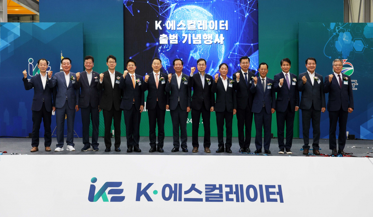 김용균(왼쪽 다섯 번째부터) 행정안전부 안전예방정책실장, 신성범 국회의원, 구인모 거창군수, 조재천 현대엘리베이터 대표이사가 25일 경남 거창 본사에서 열린 K-에스컬레이터 출범 기념행사에서 기념 촬영을 하고 있다. [현대엘리베이터 제공]