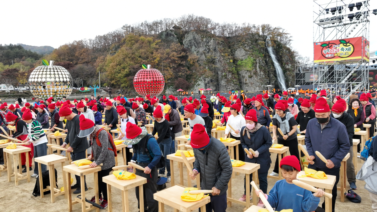 청송사과축제 중 꿀잼 사과난타 모습.[경북도 제공]