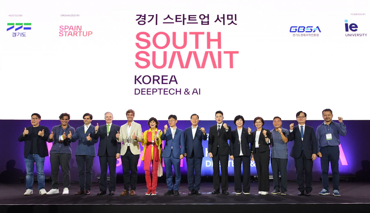 수원컨벤션센터에서 열린 ‘경기 스타트업 서밋 South Summit Korea'에서 참가자들이 기념사진을 찍고 있다.