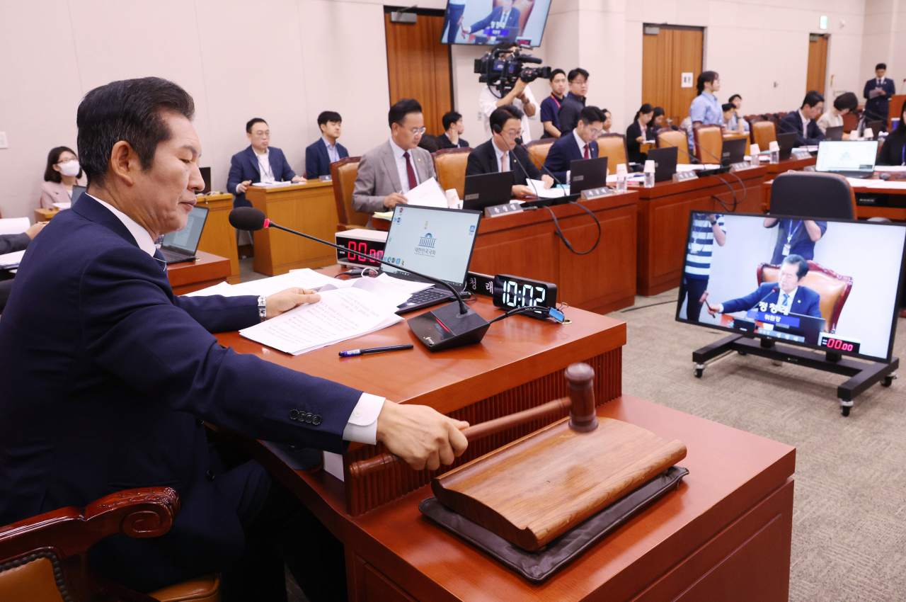 25일 국회에서 열린 법제사법위원회 전체회의에서 정청래 위원장이 의사봉을 두드리고 있다. [연합]