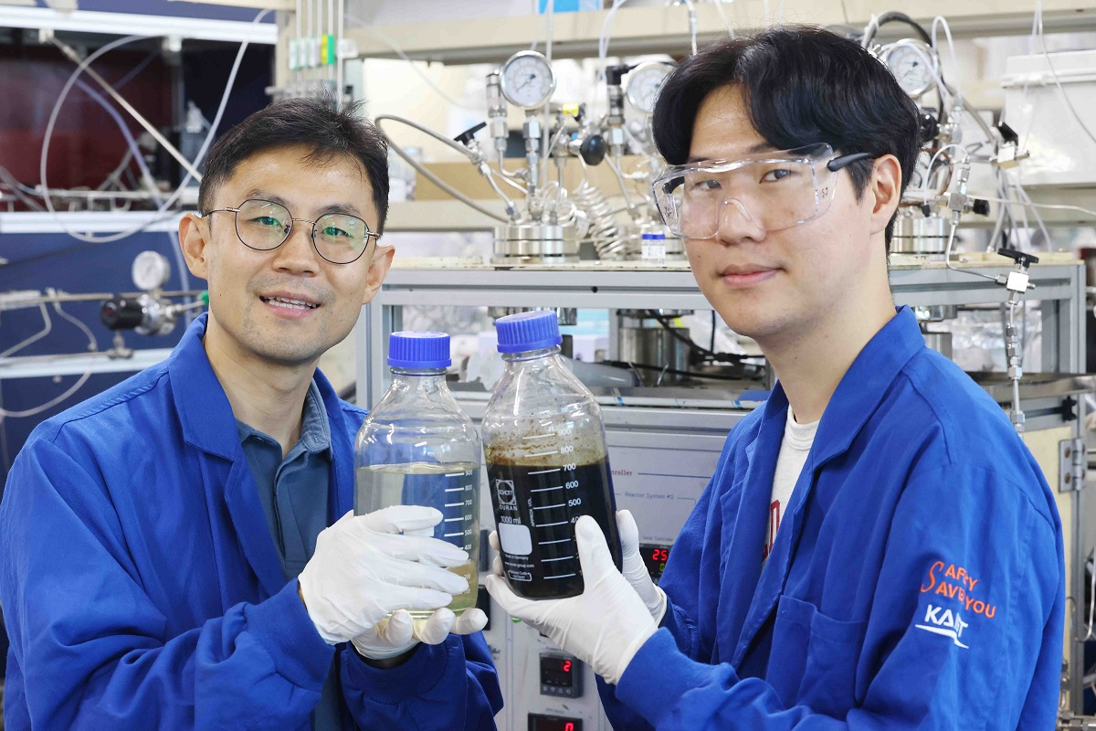 최민기(왼쪽) 교수가 개발한 촉매를 들어보이고 있다.[KAIST 제공]
