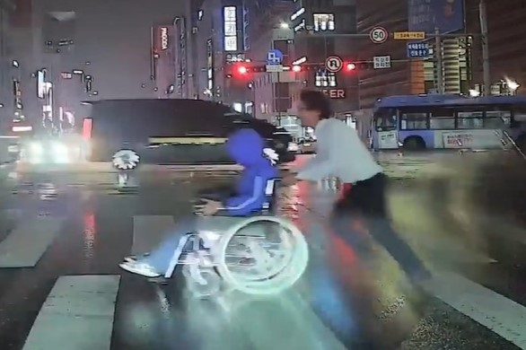 폭우 속 강남대로 질주한 버스기사 이중호 씨. [서울시버스운송사업조합 영상 캡처]