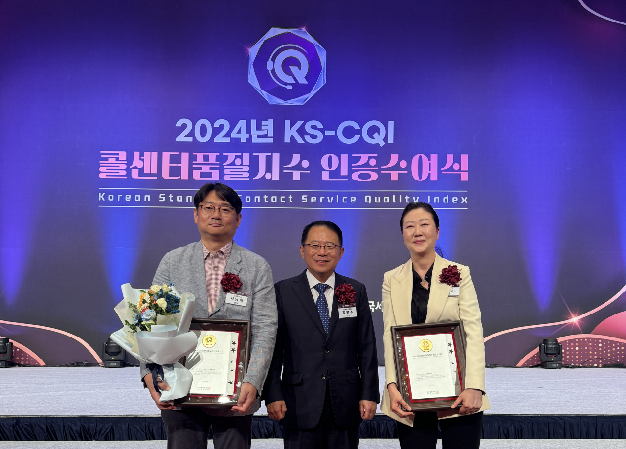 시상식에서 서남희(왼쪽부터) LG유플러스 CV담당, 강명수 한국표준협회 회장, 김새라 LG유플러스 CX센터장이 기념 촬영을 하고 있다. [LG유플러스 제공]