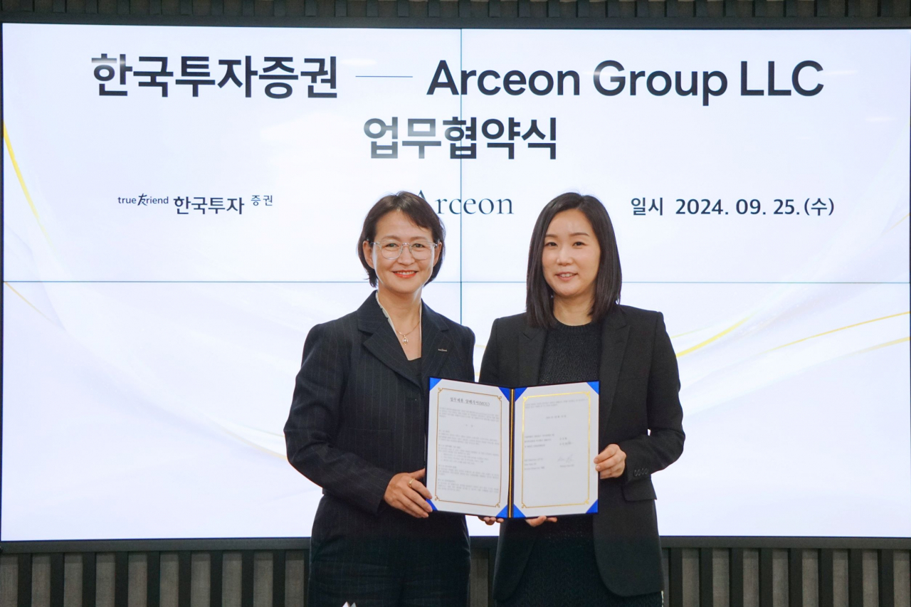신경애(왼쪽) 한국투자증권 GWM전략담당과 크리스틴 서(오른쪽) 알시온그룹 대표가 25일 업무협약(MOU) 체결 후 기념사진을 촬영하고 있다 [한국투자증권 제공]