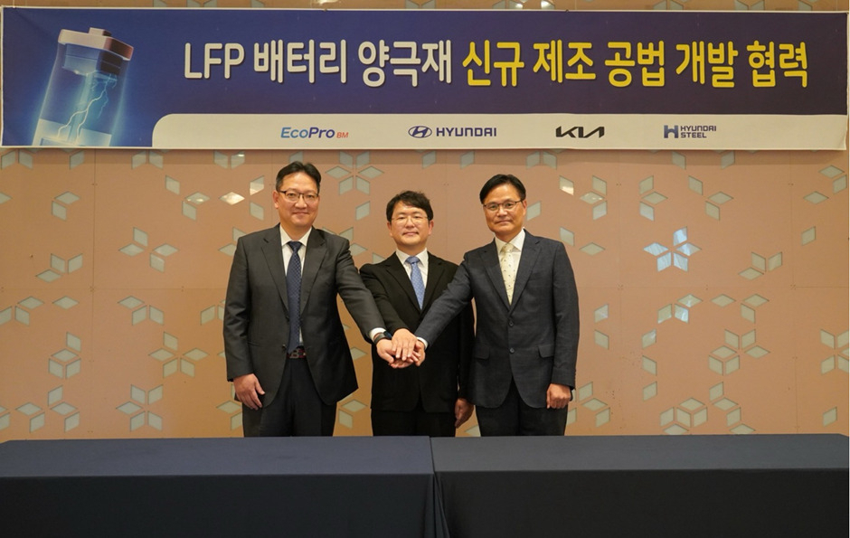 지난 25일 대전 선샤인호텔에서 열린 LFP 배터리 양극재 신규 제조 공법 개발 협력 킥오프회의에 참석한 임희중(왼쪽부터) 현대제철 선행개발실 상무, 서준원 에코프로비엠 연구기획담당 전무, 정순준 현대자동차·기아 전동화구동재료개발실 상무가 기념촬영을 하고 있다. [에코프로비엠 제공]