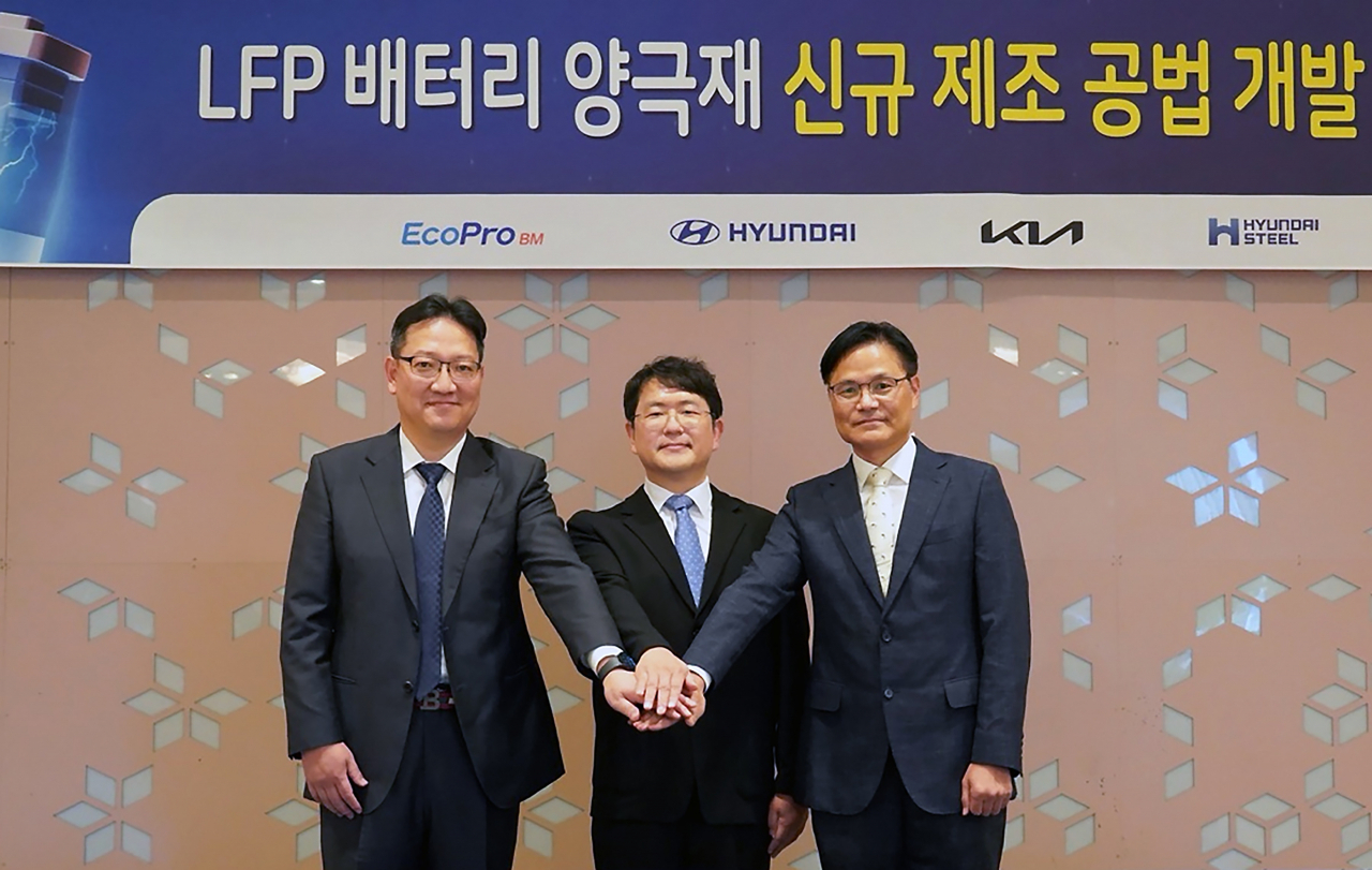 임희중(왼쪽부터) 현대제철 선행개발실 상무, 서준원 에코프로비엠 연구기획담당 전무, 정순준 현대자동차·기아 전동화구동재료개발실 상무가 25일 대전 동구 선샤인호텔에서 열린 ‘LFP 배터리 양극재 기술 개발 협력’ 발표에서 기념 촬영을 하고 있다. [현대차·기아 제공]