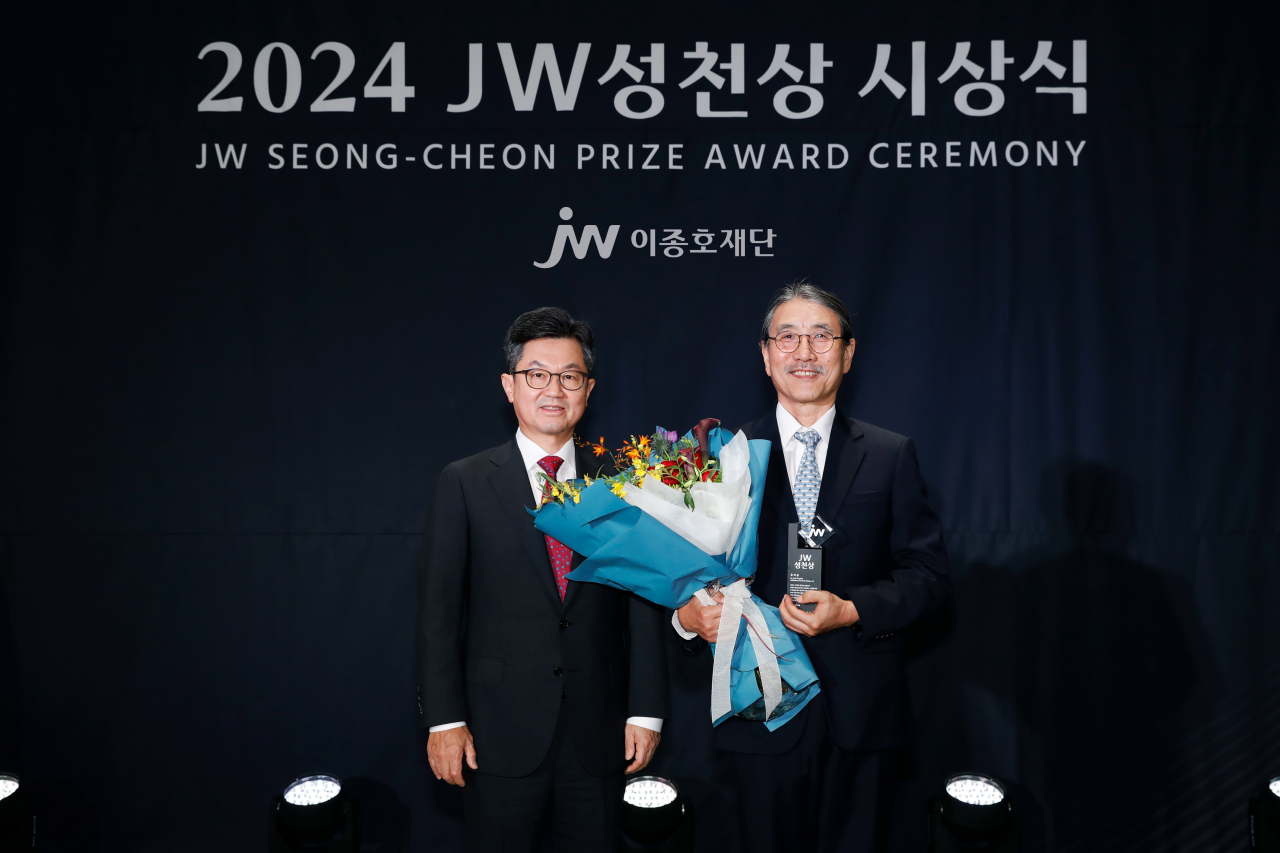 (왼쪽부터) 이경하 JW이종호재단 이사장(JW 회장)과 2024 JW성천상 수상자 유덕종 에티오피아 세인트폴병원 밀레니엄 의과대학 교수. JW중외제약 제공