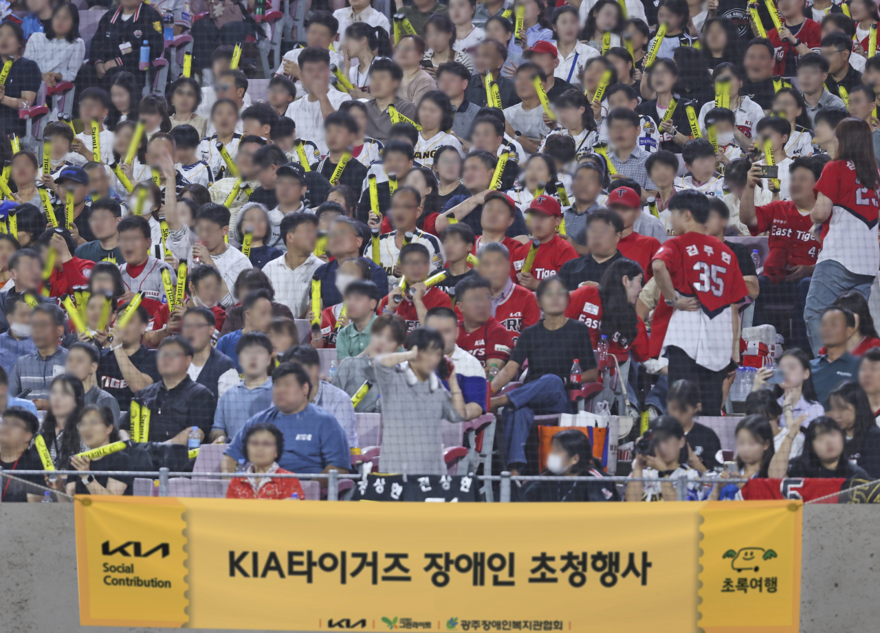 지난 25일 ‘광주-기아 챔피언스필드’에서 진행된 야구 경기에 초청된 장애인들이 경기를 관람하고 있다. [기아 제공]