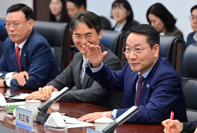 유정복 인천광역시장〈우측〉이 지난 25일(현지시간) 중국 선양시위원회 접견실에서 왕 신 웨이 선양시 서기를 접견하고 우호교류 및 경제협력 강화 방안 등을 논의하고 있다.[인천시 제공]