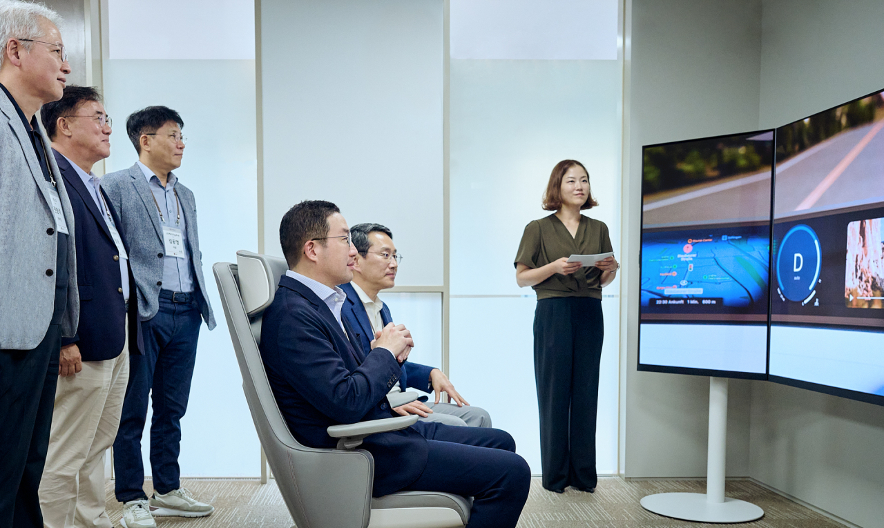 25일 경기도 이천 LG인화원에서 열린 사장단 워크숍에서 구광모(앞줄 오른쪽) 회장을 비롯한 LG최고경영진이 미래 모빌리티 AI 경험 공간을 체험하고 있다 [LG 제공]