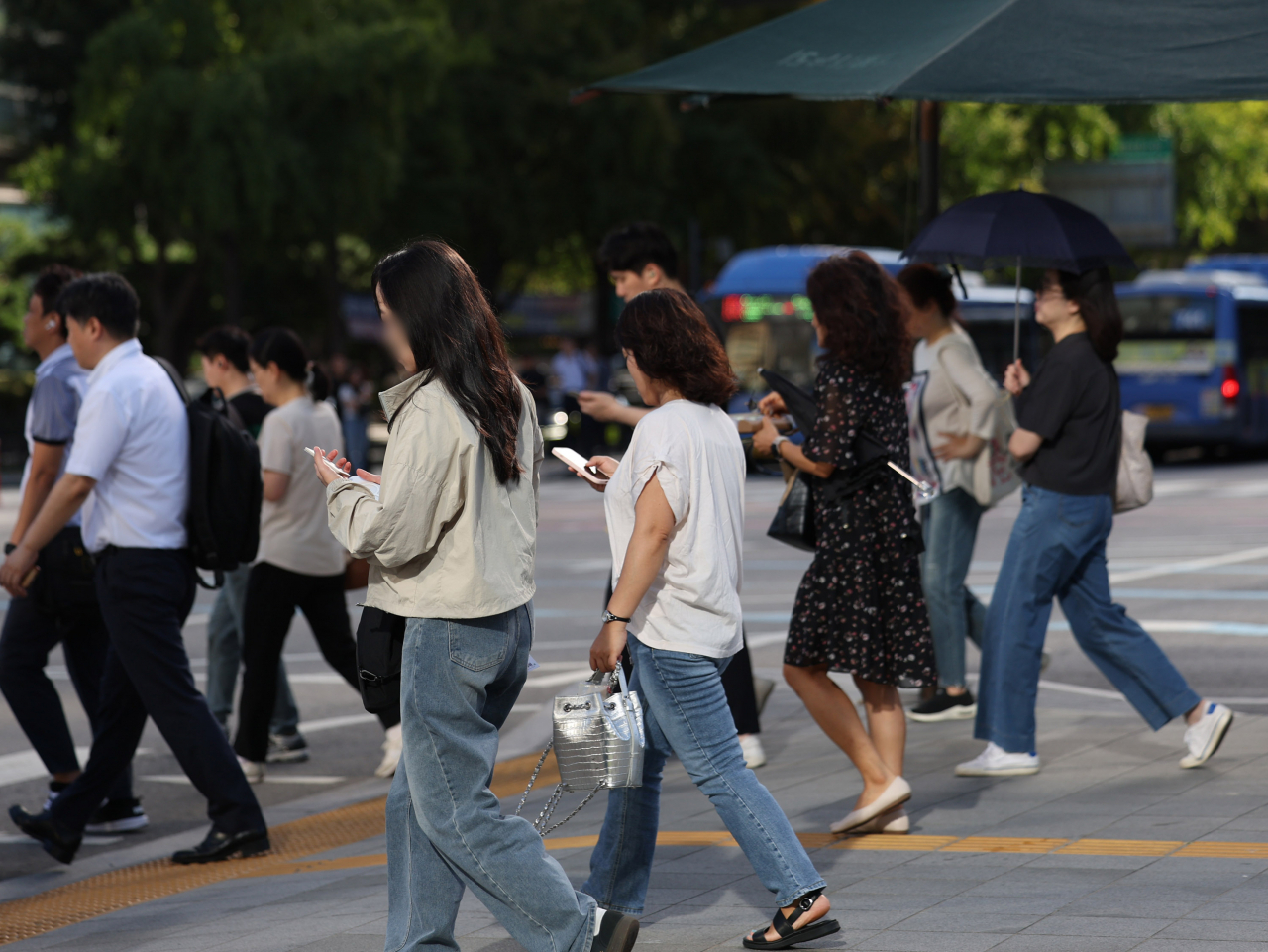 서울 광화문사거리에서 시민들이 횡단보도를 건너고 있다. [연합]