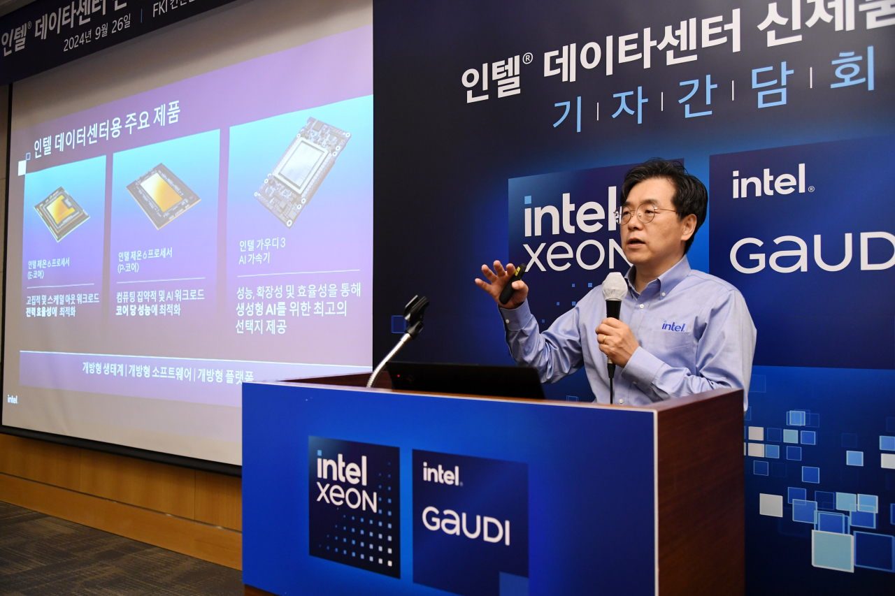 나승주 인텔 데이터센터 및 AI 사업부 한국 영업 총괄(상무)이 신제품 소개 간담회에서 밢하고 있다. [인텔 제공]