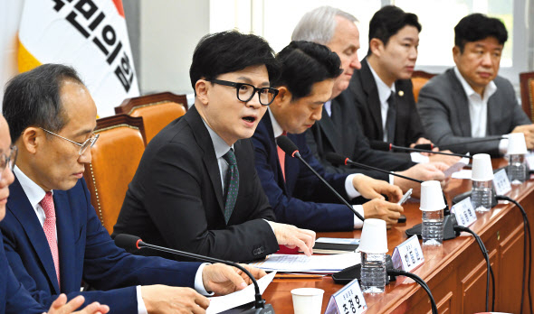 한동훈(왼쪽 두 번째) 국민의힘 대표가 26일 오전 서울 여의도 국회에서 열린 최고위원회의에서 발언을 하고 있다. 임세준 기자