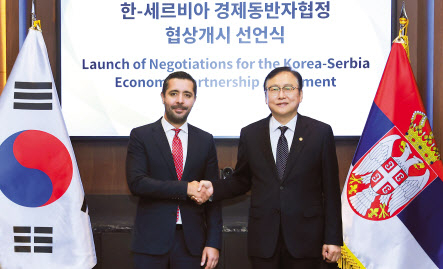 정인교(오른쪽) 산업통상자원부 통상교섭본부장이 26일 서울 여의도 콘래드호텔에서 토미슬라브 모미로비치 세르비아 대내외무역부과 한-세르비아 경제동반자협정(EPA) 협상 개시를 선언한 후 기념촬영을 하고 있다. [산업통상자원부 제공]